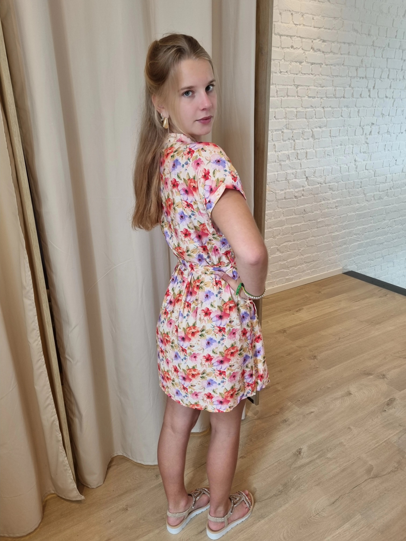 jurk met bindlintje en bloemenmotief