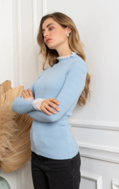 truitje met kanten stukje aan de mouwen lichtblauw