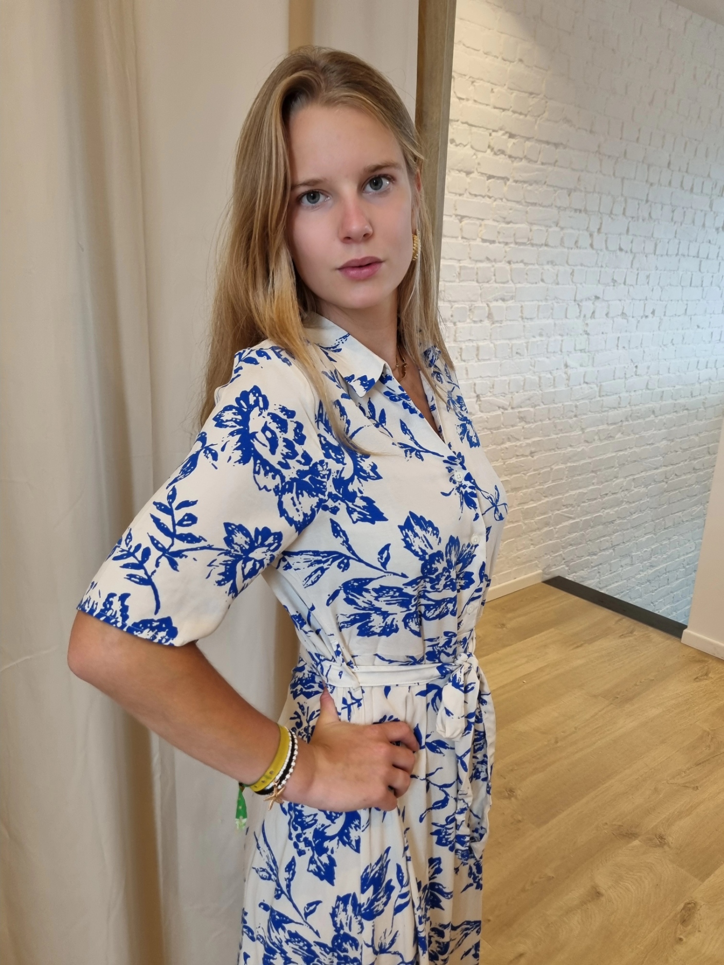 midi-jurk met felblauwe blaadjesprint JDY