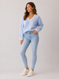trui frulletje en V-hals pastelblauw