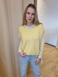 ruimer truitje zonder mouwen lichtgeel
