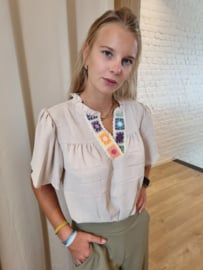 bloesje met gekleurde broderie beige