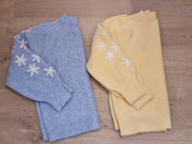 trui met geborduurd bloemenmotief op de armen geel