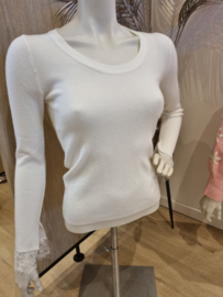 fijn truitje met kanten mouwen wit