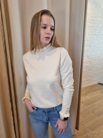 trui met klein frulletje aan de hals en gouden knoopjes ecru