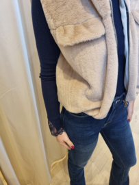 truitje met kanten stukje aan de mouwen marineblauw