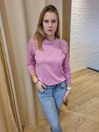 trui met gaatjesdetail bovenaan licht fuchsia