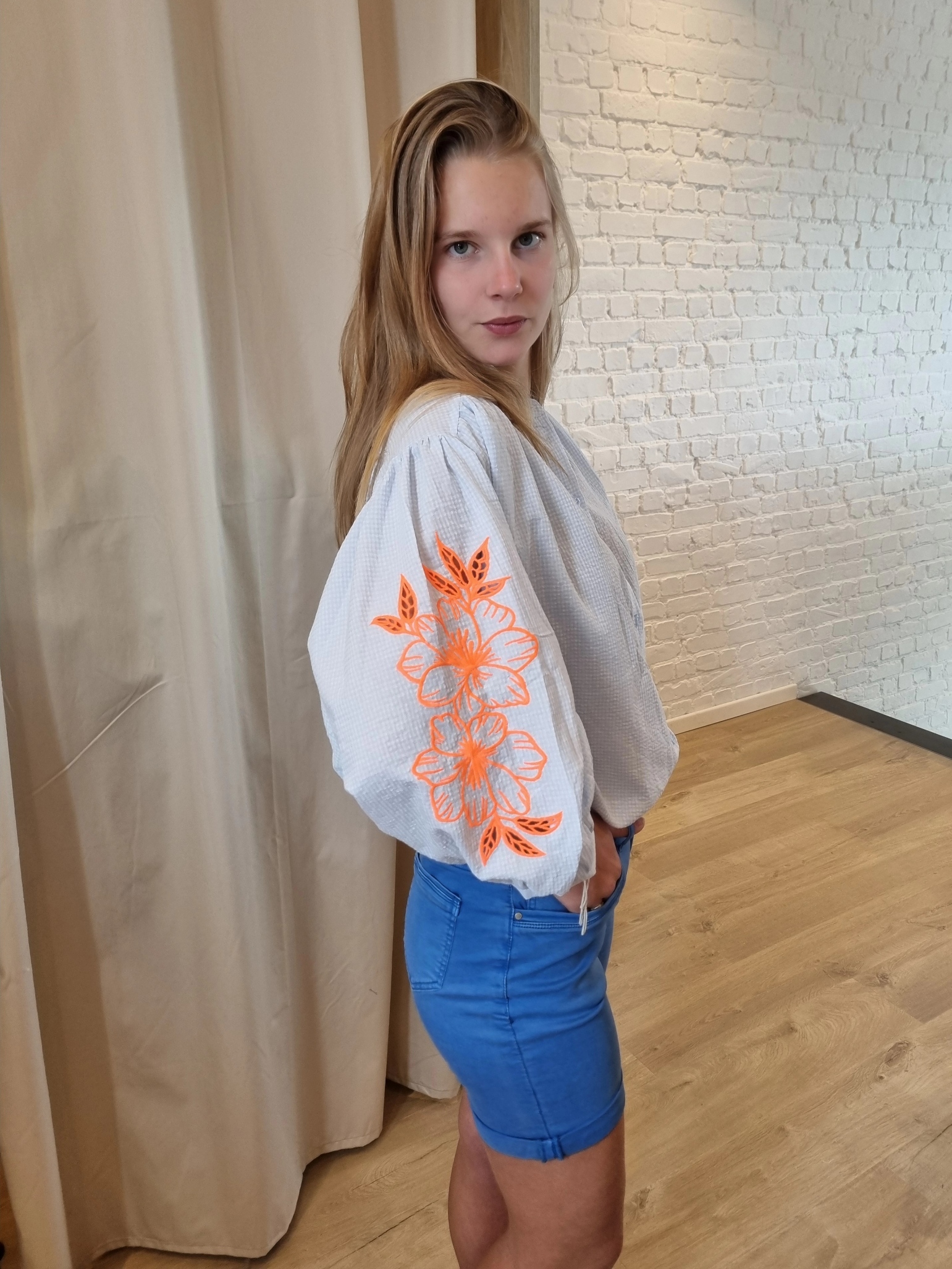 ruime blouse met bloemenprint koraal