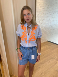 blouse met koraal broderiedetail en knoopjes