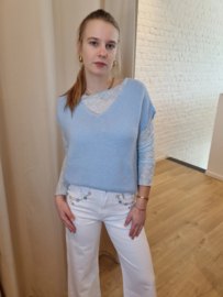 ruimer truitje zonder mouwen lichtblauw