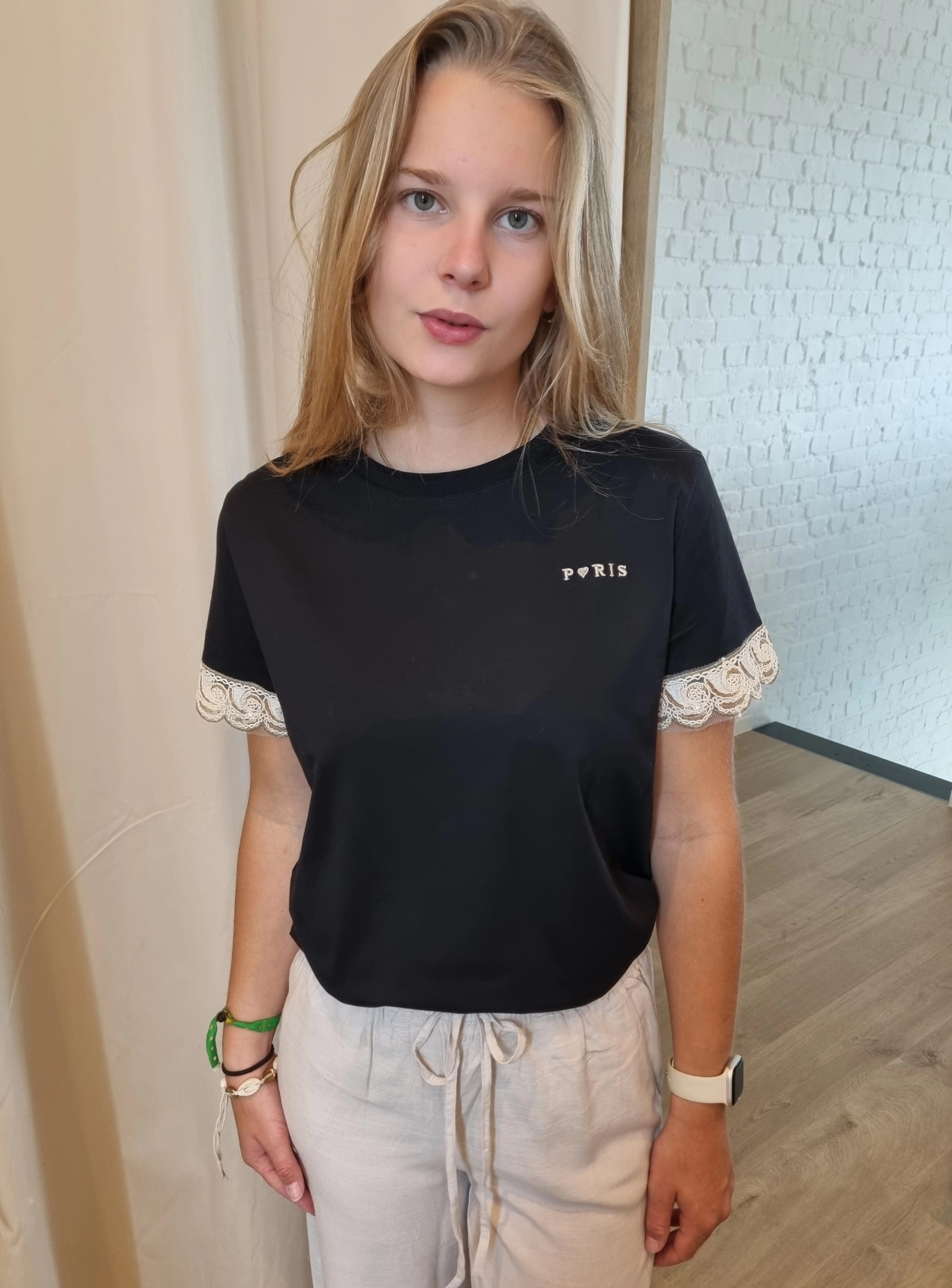 T-shirt met kanten detail aan de mouwen Paris zwart