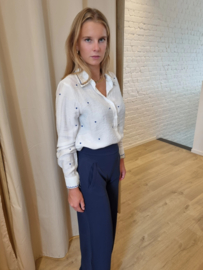 hemdje met blauw versierd boordje en hartjes