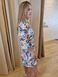 korte jurk met blauwe en lichtgele bloemenprint