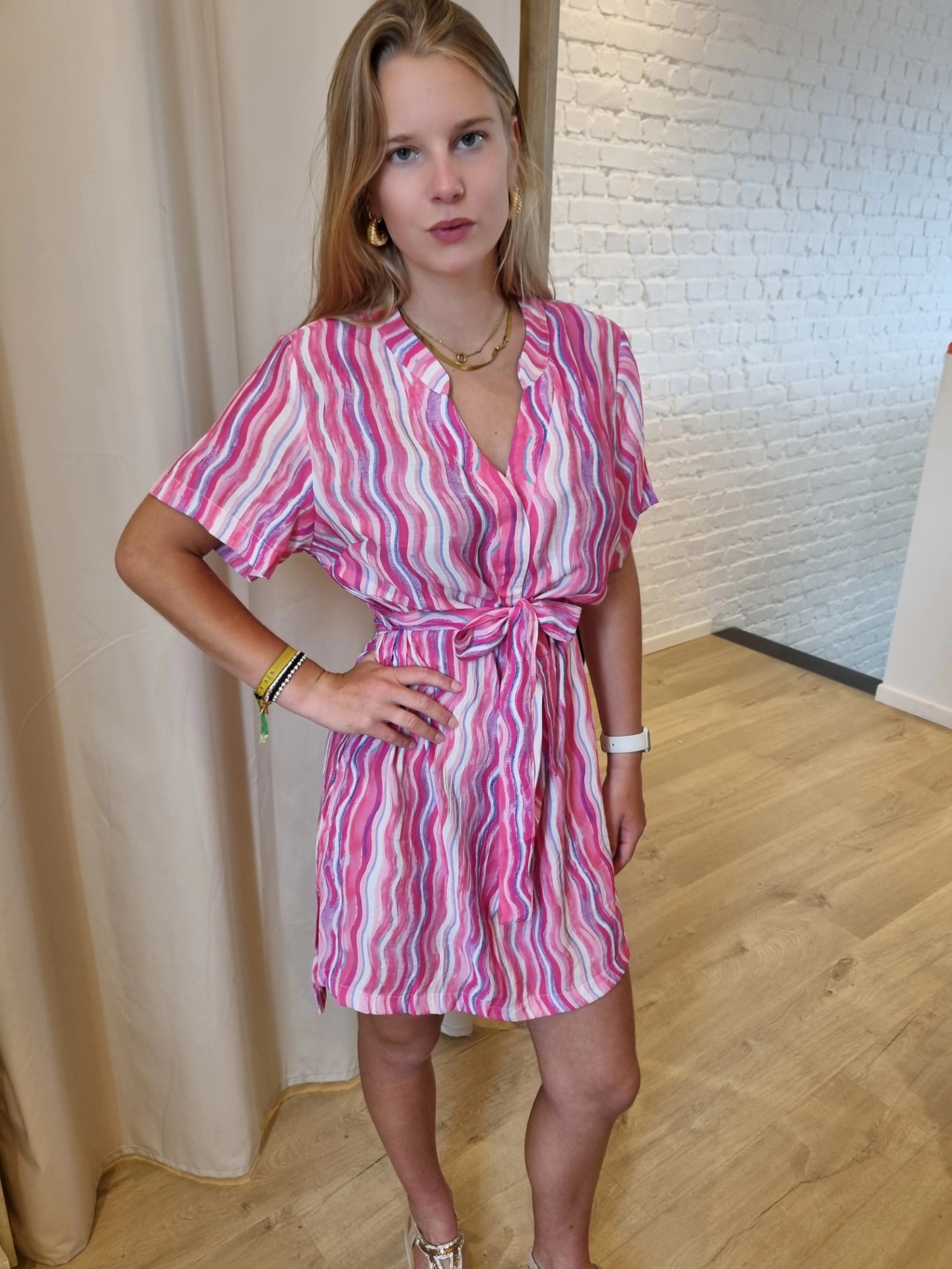 viscose jurk met fuchsia streepjes