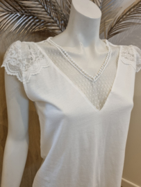 T-shirt met kanten mouwtjes en dentelle aan de hals wit