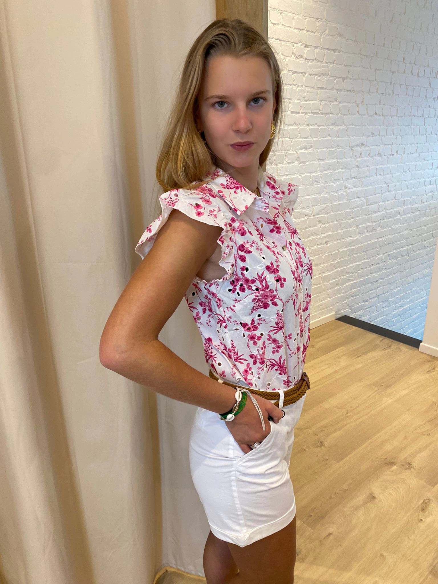 katoenen hemdje met frulletjes en roze print