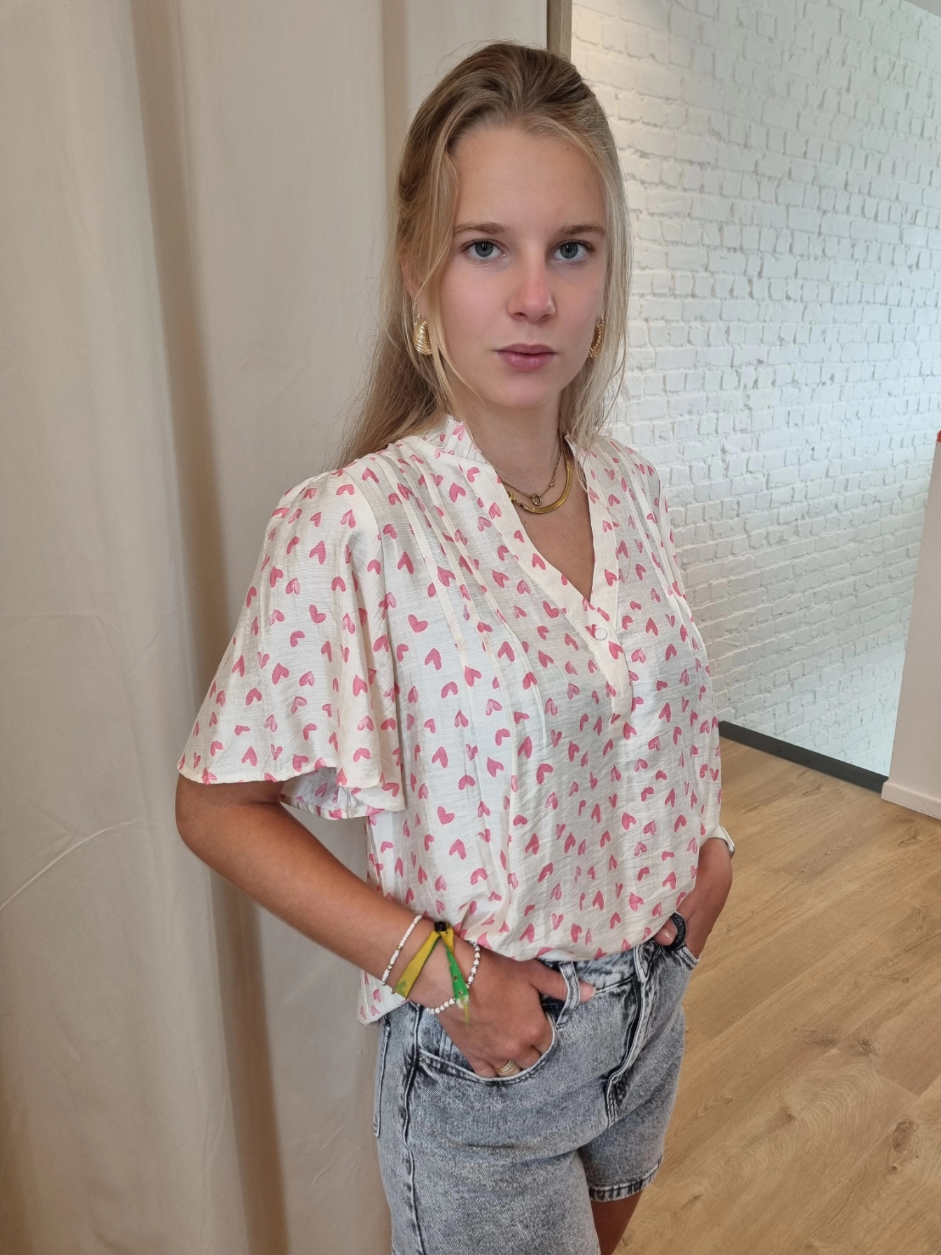 bloesje met wijdere mouwen en hartjesprint roze