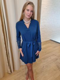 losse jurk petrol met kanten mouwen