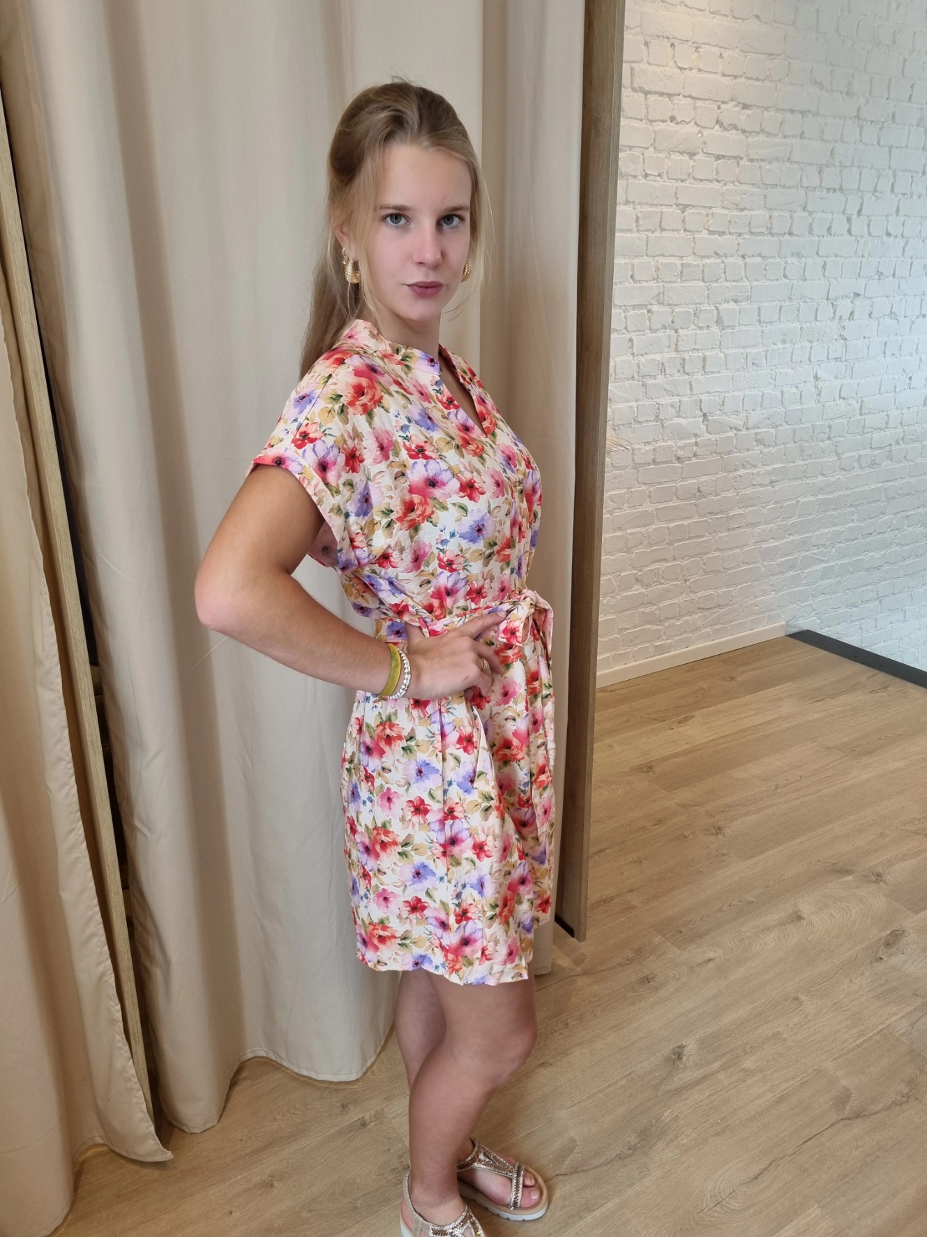 jurk met bindlintje en bloemenmotief