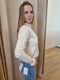 trui met klein frulletje aan de hals en gouden knoopjes ecru