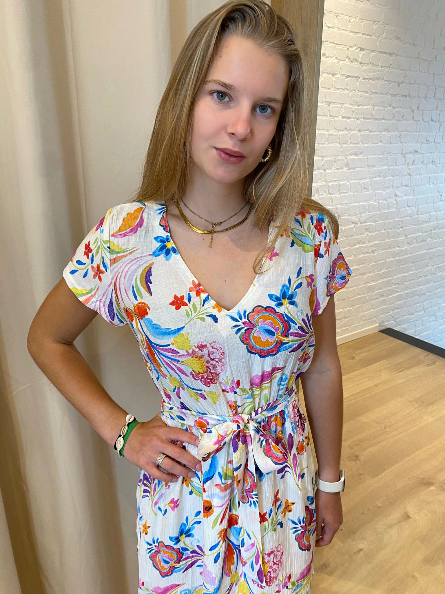 viscose jurk met V-hals en vrolijke print