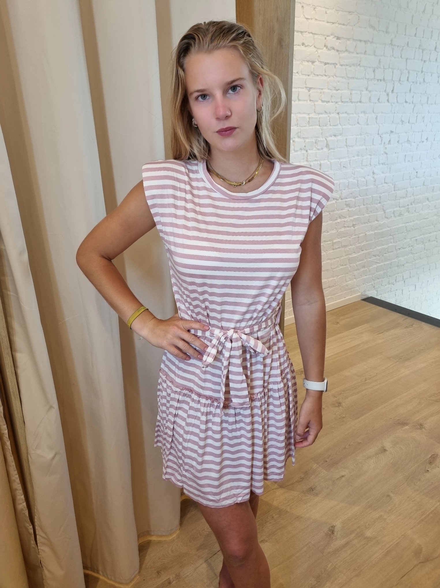 jurk met streepjes en frulletje roze