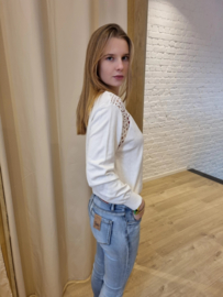 trui met gaatjesdetail bovenaan wit