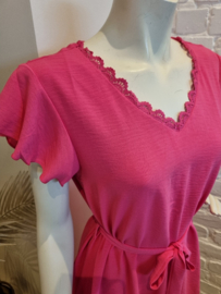 fuchsia jurk met frulletjes mouwen en kant achteraan (tot maat 50)