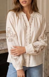 bloesje met broderie licht beige