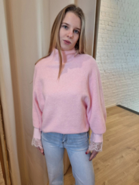 ruime trui met lossere mouwen in pastelroze