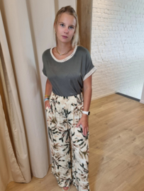 lossere broek met beige en groene print