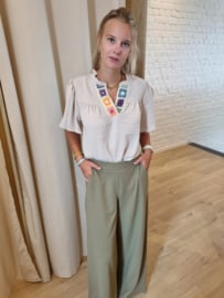 bloesje met gekleurde broderie beige
