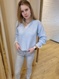 trui frulletje en V-hals pastelblauw