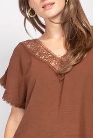 blousetop met kant bruin