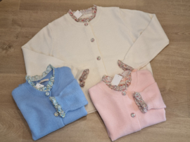 trui met bloemenkraagje en knoopjes lichtblauw