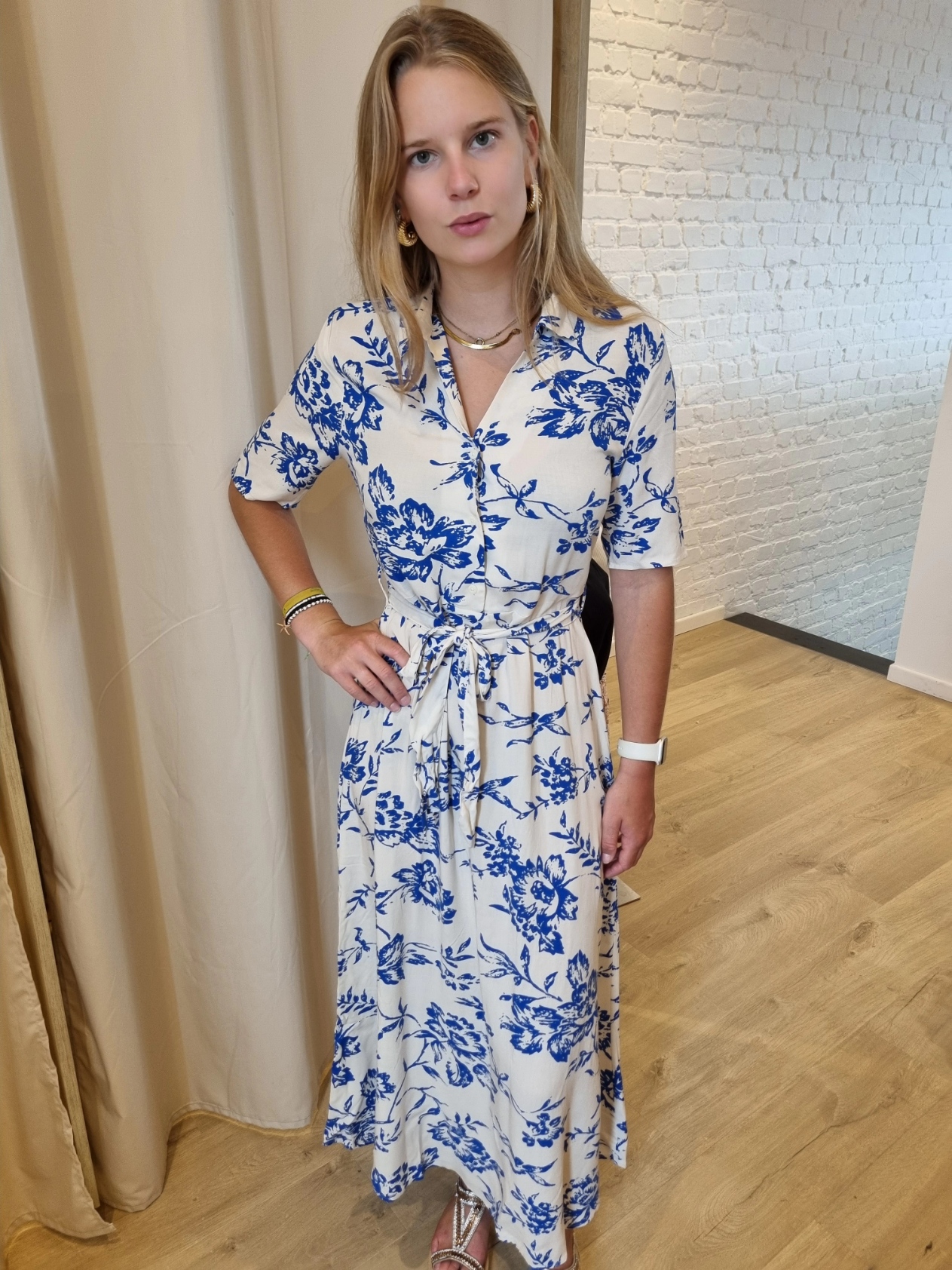 midi-jurk met felblauwe blaadjesprint JDY