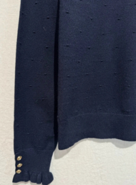 trui met klein frulletje aan de hals en gouden knoopjes marineblauw