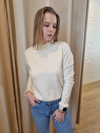 trui met klein frulletje aan de hals en gouden knoopjes ecru