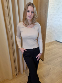 trui met strikdetail camel