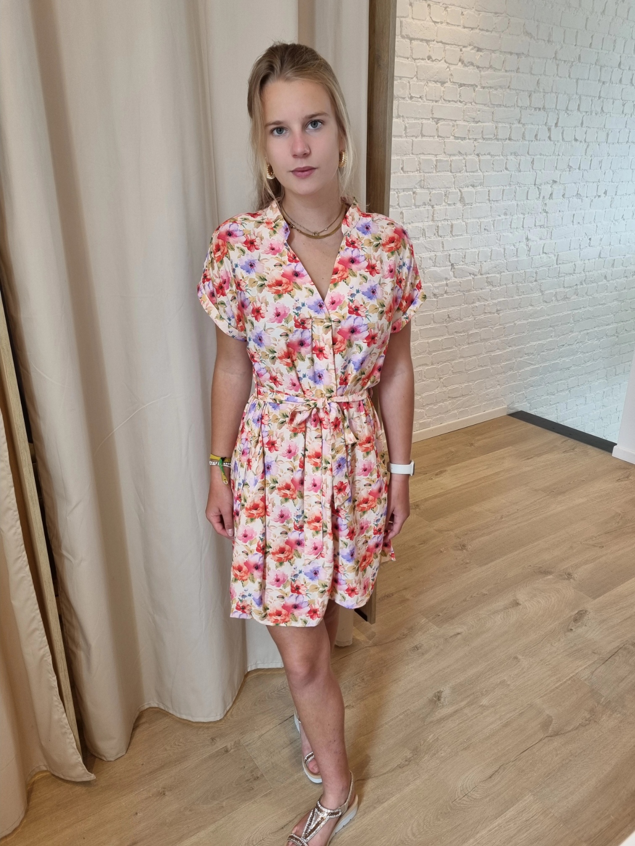 jurk met bindlintje en bloemenmotief