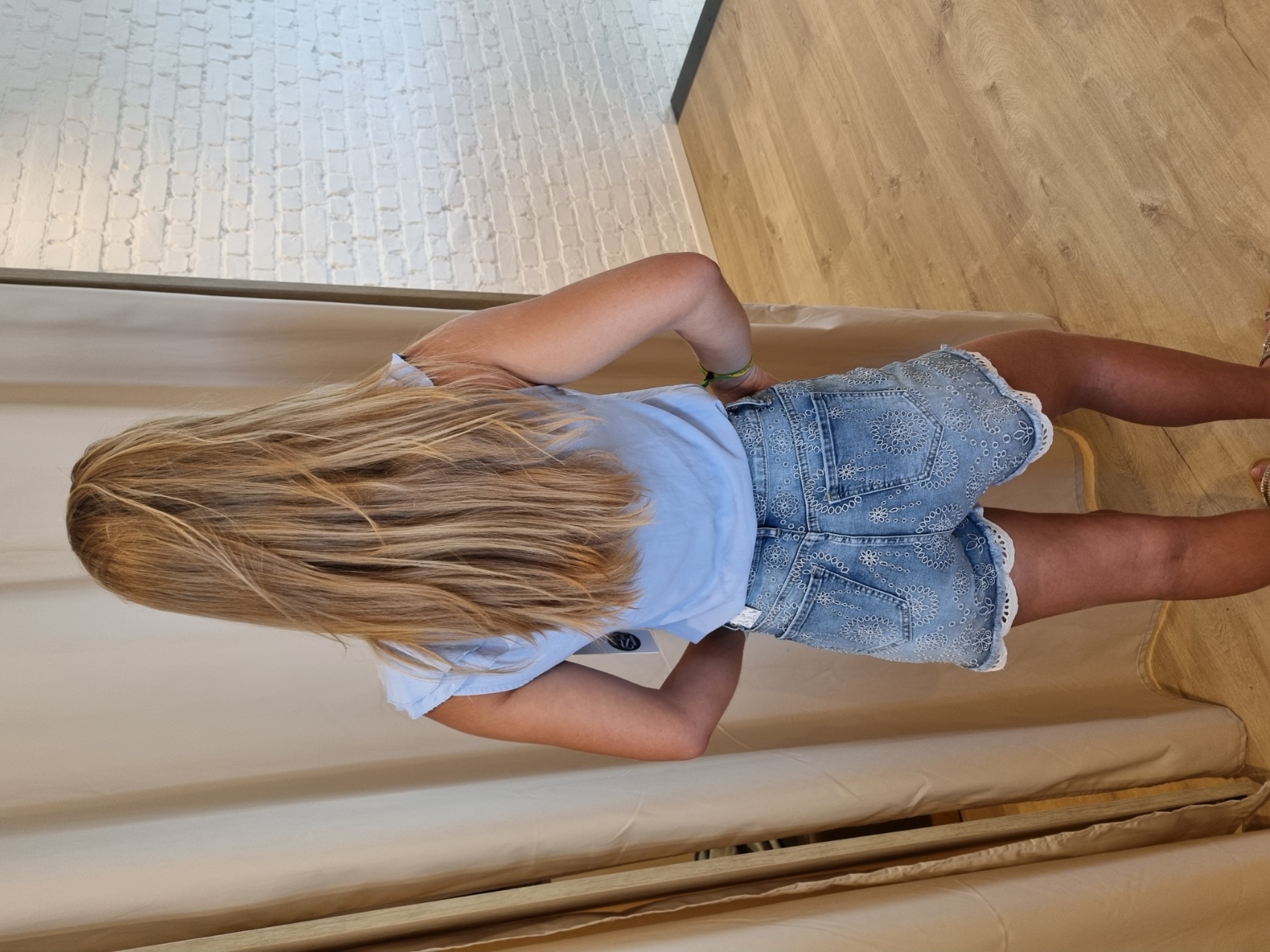 shortje met gehaakt detail en knoopjes
