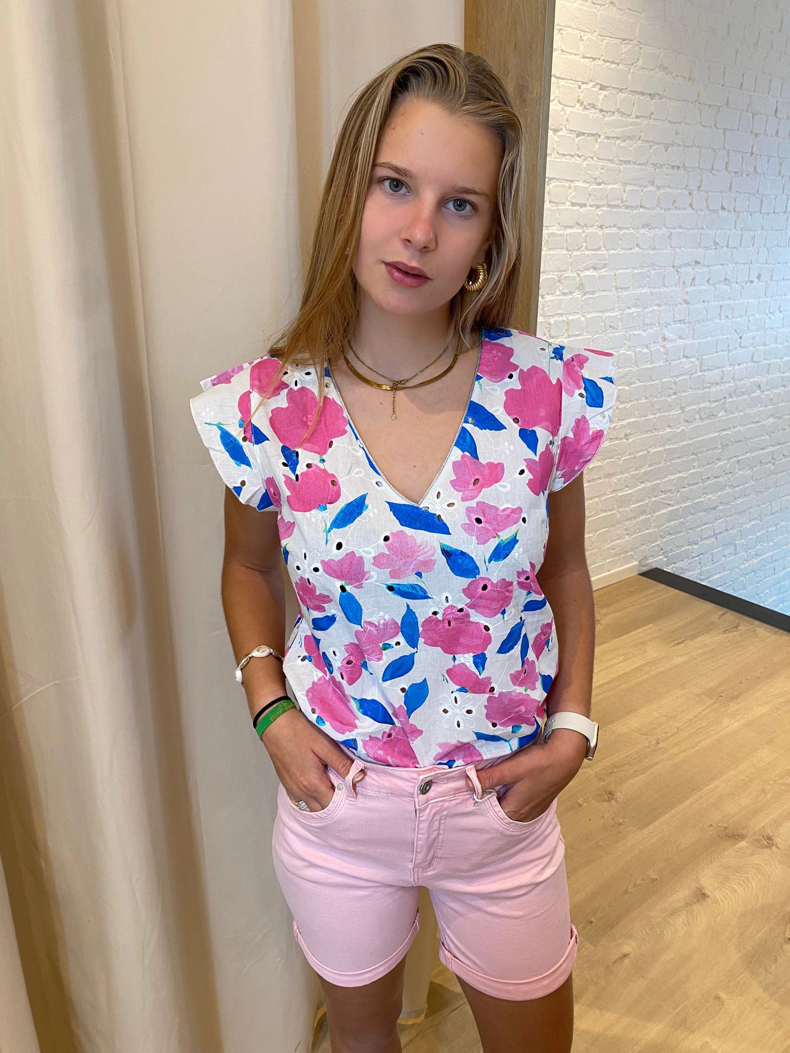 bloesje met V-hals in roze en blauwe print
