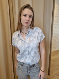 hemdje met motief in zacht blauw