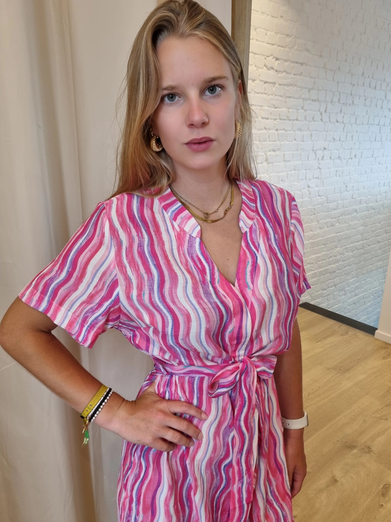 viscose jurk met fuchsia streepjes