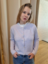 pastel trui met knopen en kanten afwerking lila