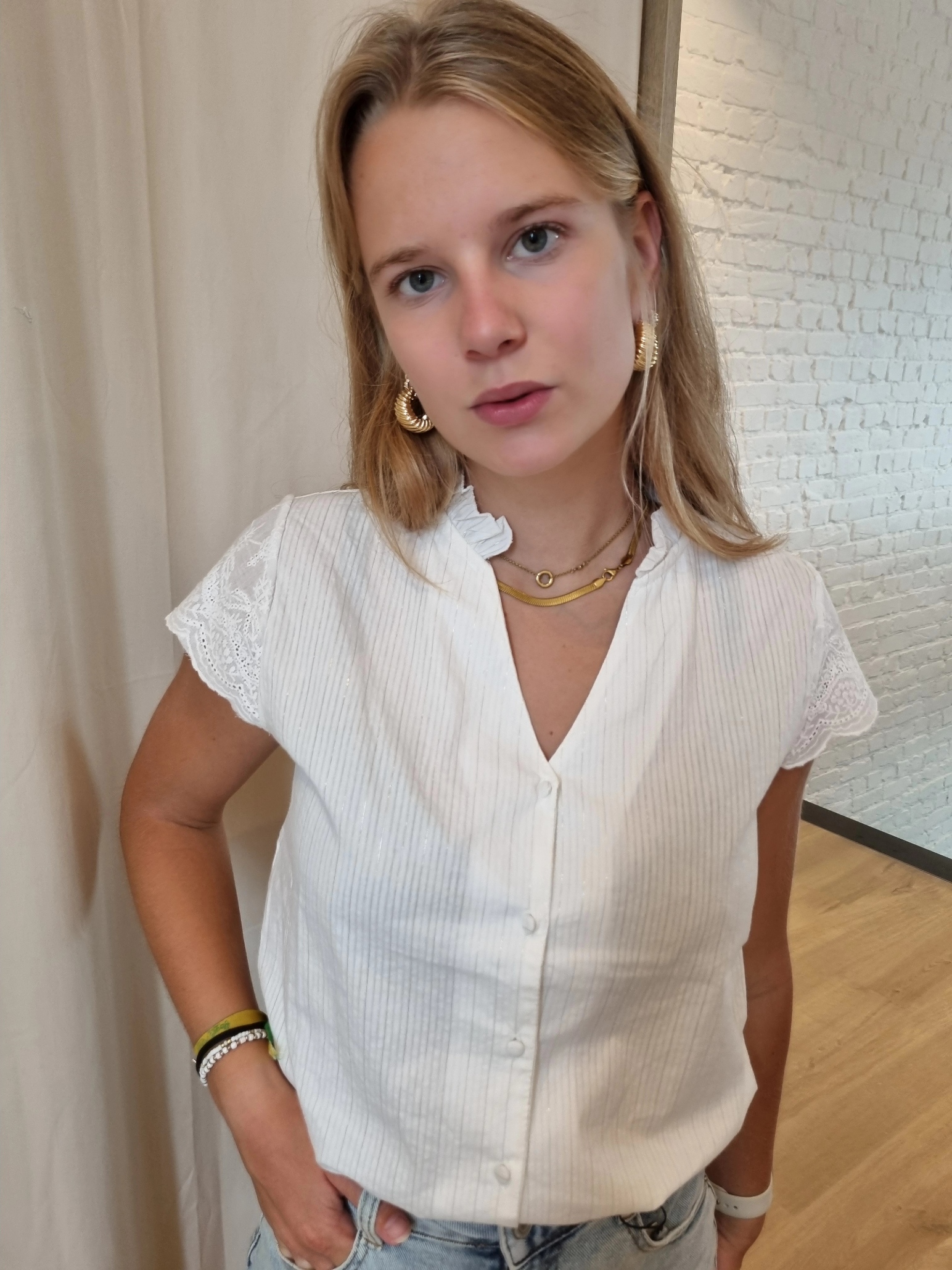katoenen hemdje met lurex en kanten mouwtjes ecru