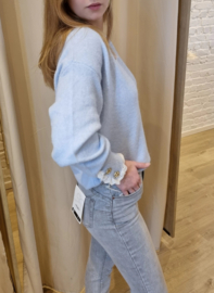 trui frulletje en V-hals pastelblauw