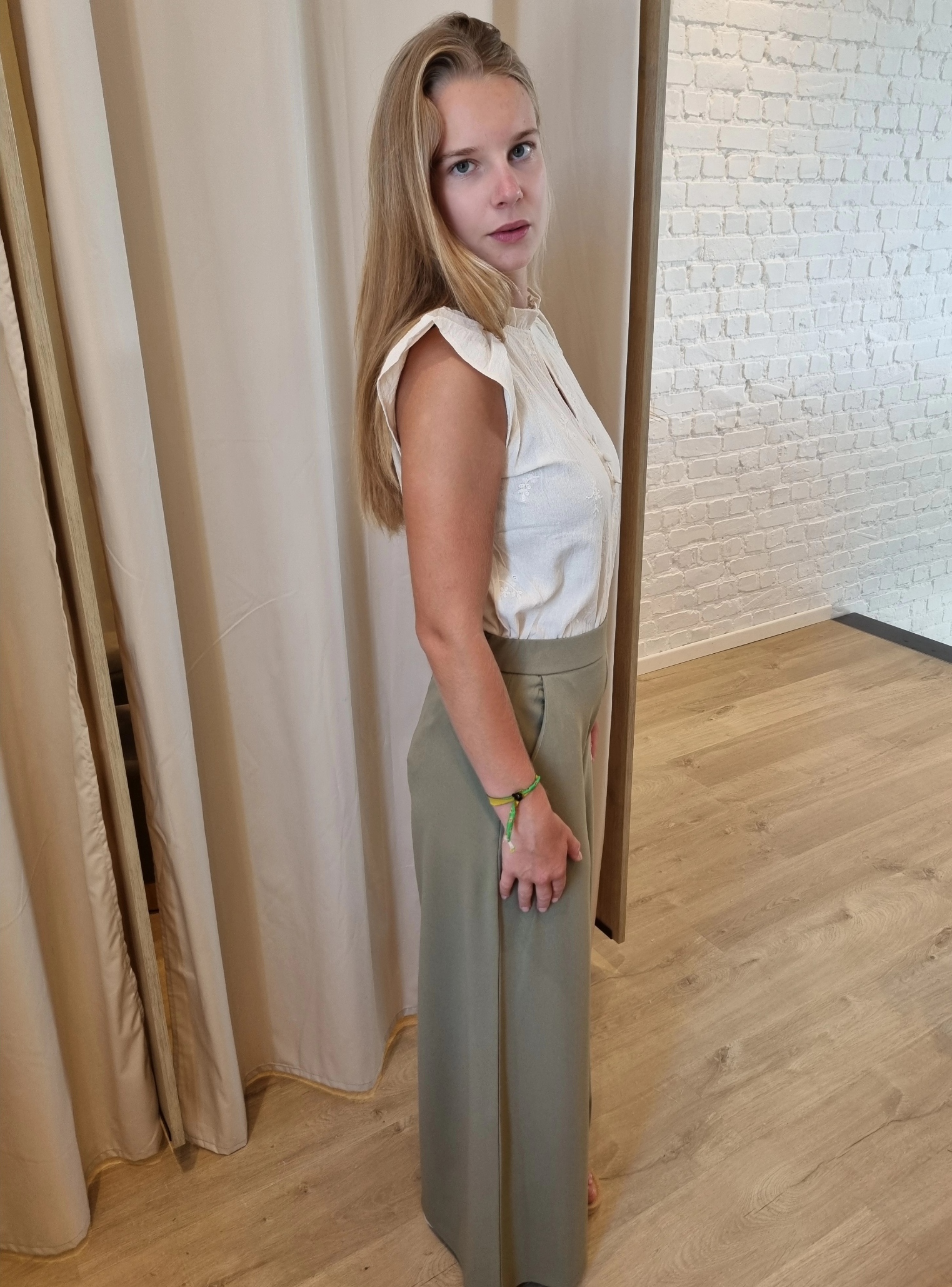 romantisch bloesje met knoopjes in beige