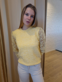 trui met knoopjes en versierde mouwen zonnegeel