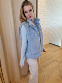 fijn truitje met kanten mouwen lichtblauw